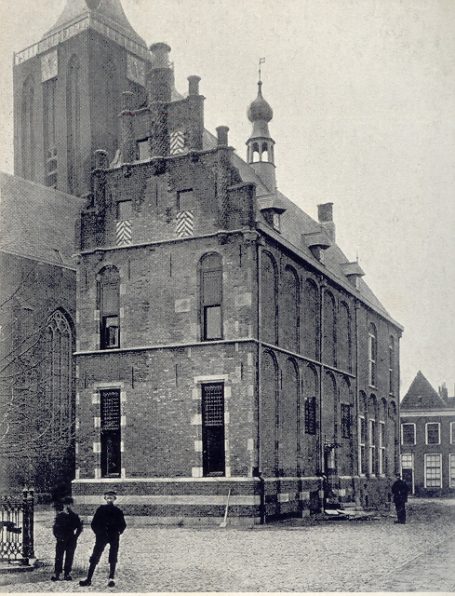 Het raadhuis. Het linker deel dateert uit de vijftiende eeuw. Het rechterdeel uit de zestiende.